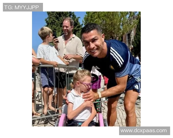 C罗与父亲亲密合影分享成长故事 感谢父亲支持成就今日辉煌