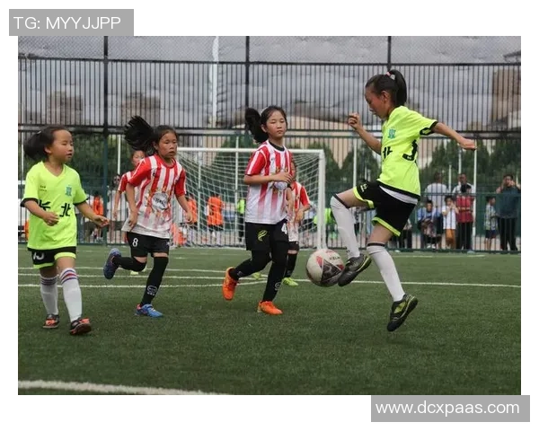 《从绿茵场到抖音热搜：一位足球球星的网红逆袭之路》